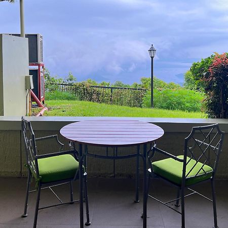 Taal Vista Hotel Tagaytay City Exterior foto A balcony in a condominium