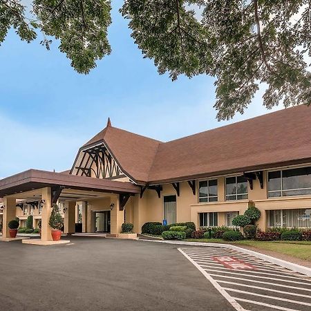 Taal Vista Hotel Tagaytay City Exterior foto The hotel's main entrance