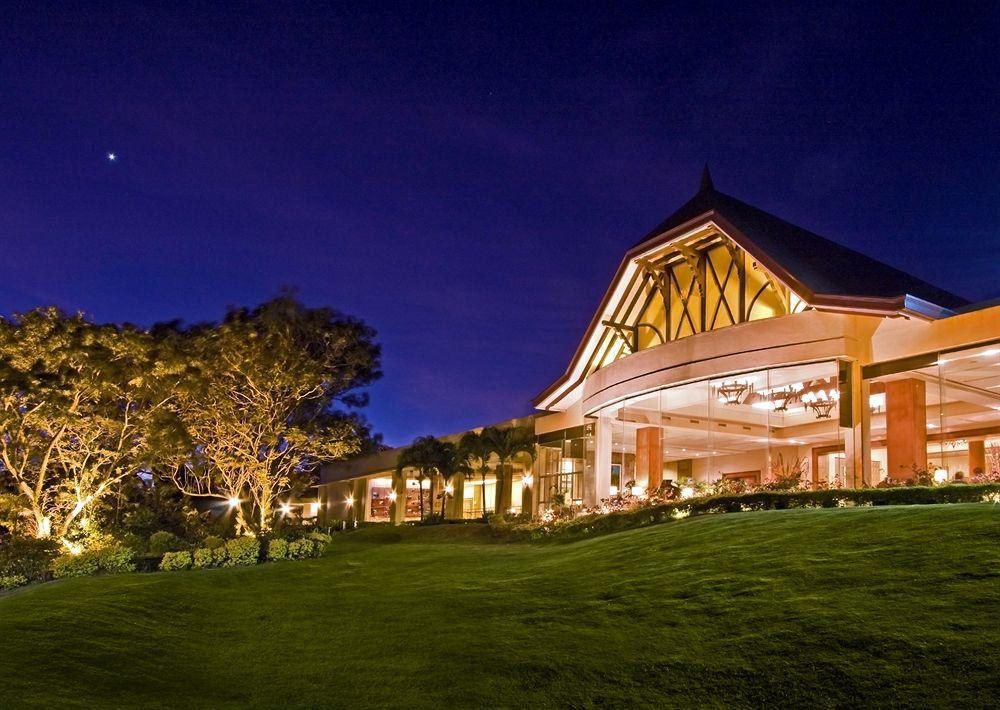 Taal Vista Hotel Tagaytay City Exterior foto The Royal Thai Golf and Country Club