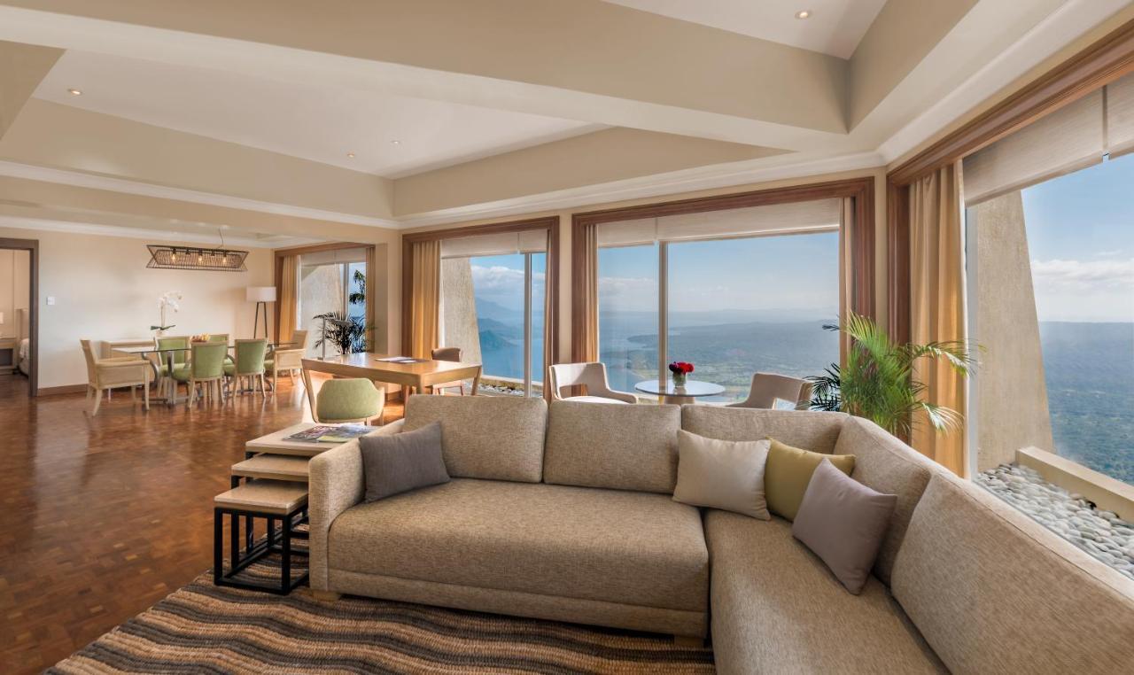 Taal Vista Hotel Tagaytay City Exterior foto A living room in a suite at the Four Seasons Hotel Istanbul