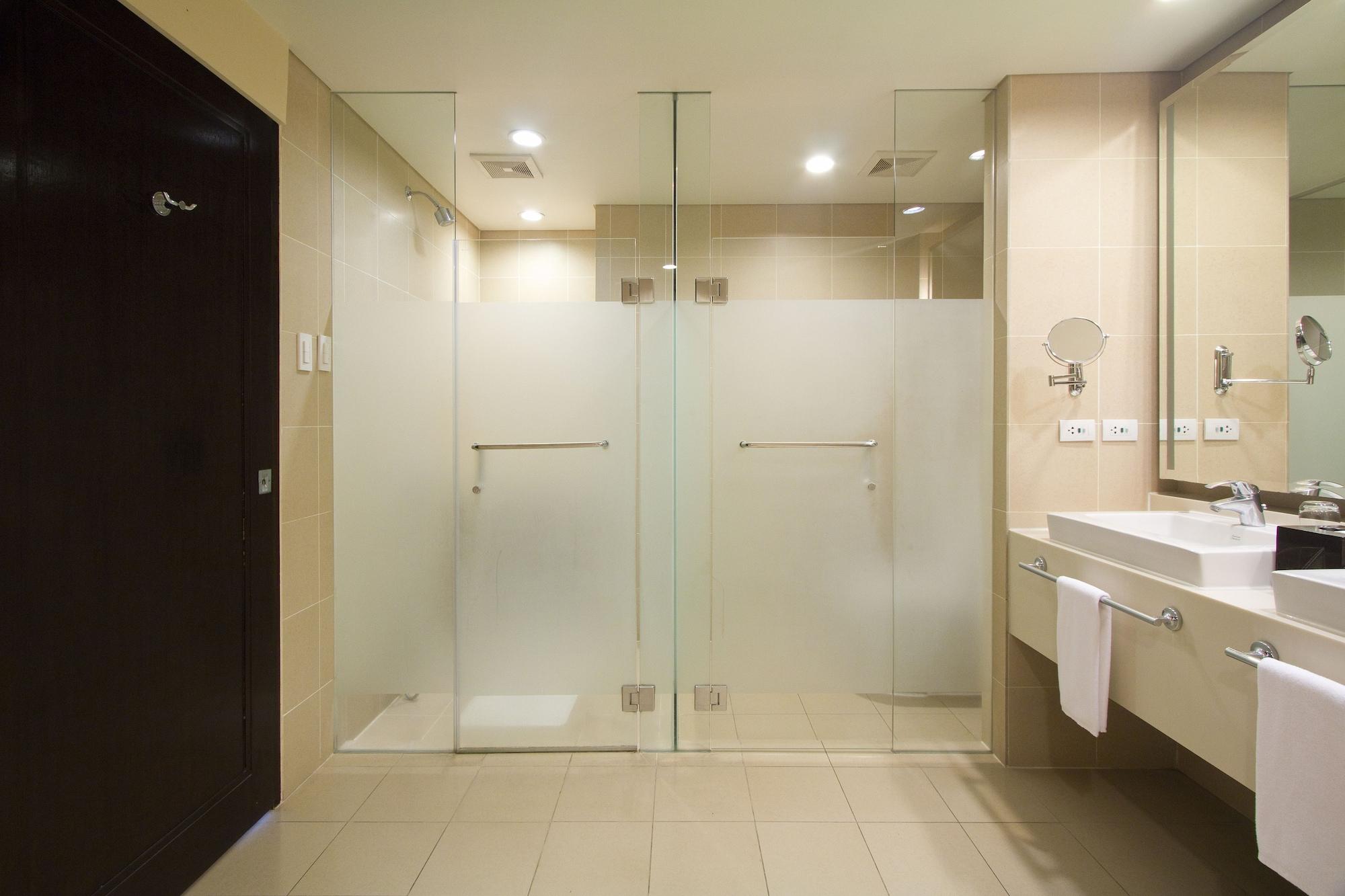 Taal Vista Hotel Tagaytay City Exterior foto A walk-in shower