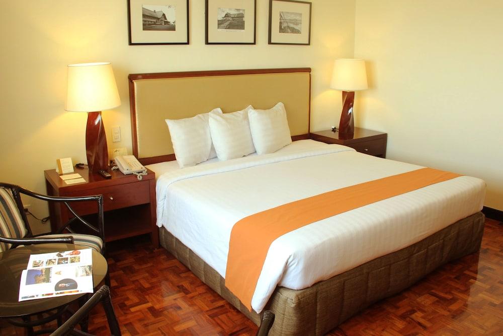 Taal Vista Hotel Tagaytay City Exterior foto A room at the hotel