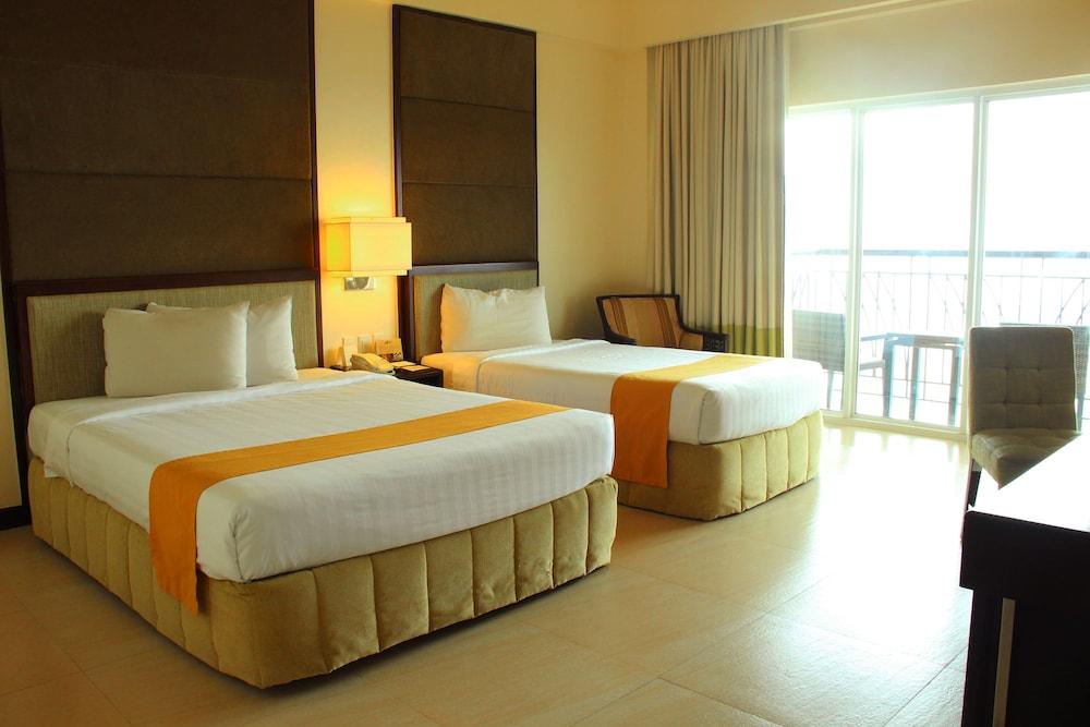 Taal Vista Hotel Tagaytay City Exterior foto A room at the hotel