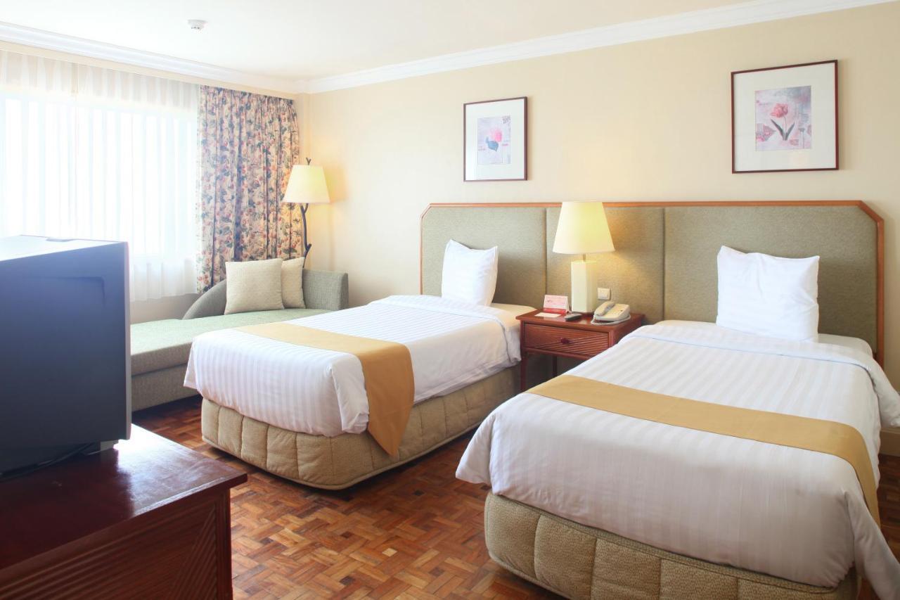 Taal Vista Hotel Tagaytay City Exterior foto A room at the hotel