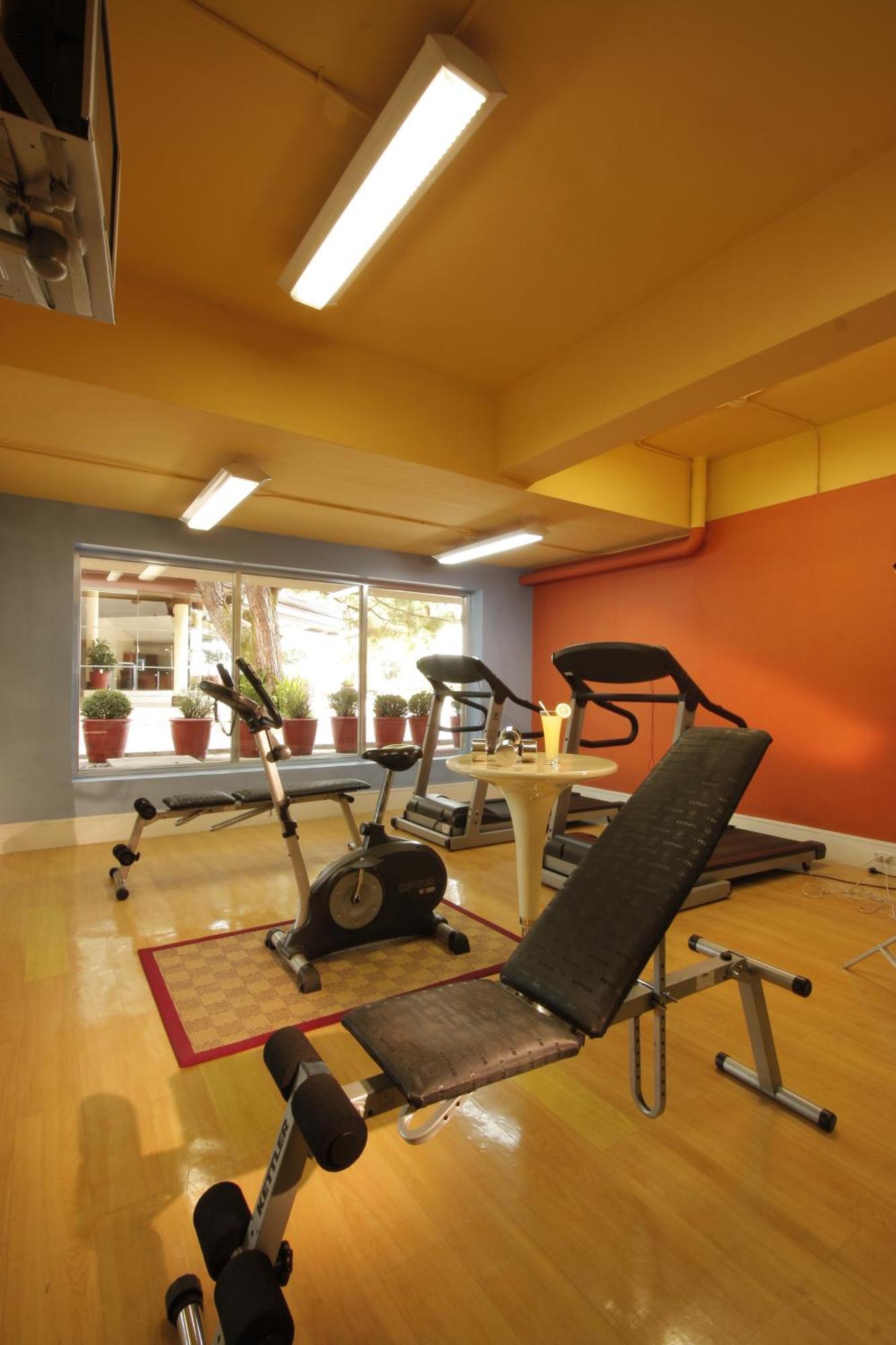 Taal Vista Hotel Tagaytay City Exterior foto The gym at the hotel