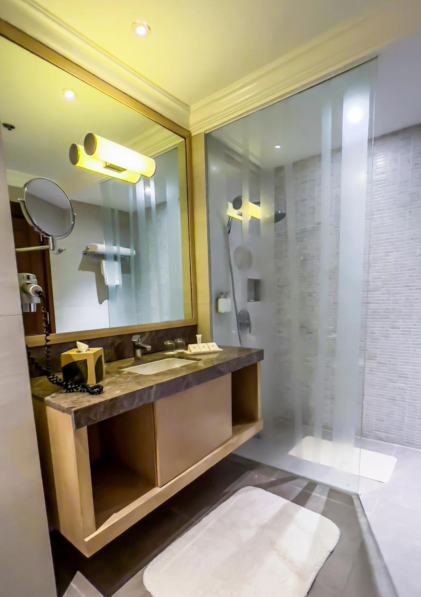 Taal Vista Hotel Tagaytay City Exterior foto Bathroom