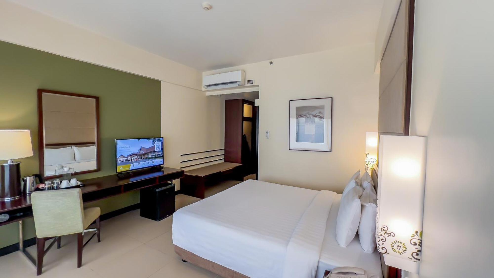 Taal Vista Hotel Tagaytay City Exterior foto A room at the hotel