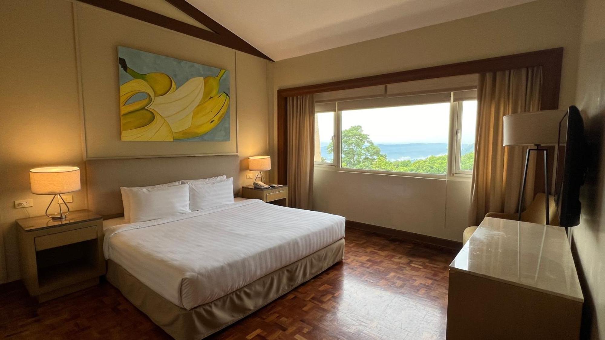 Taal Vista Hotel Tagaytay City Exterior foto A bedroom at the Shangri-La Hotel, Kuala Lumpur