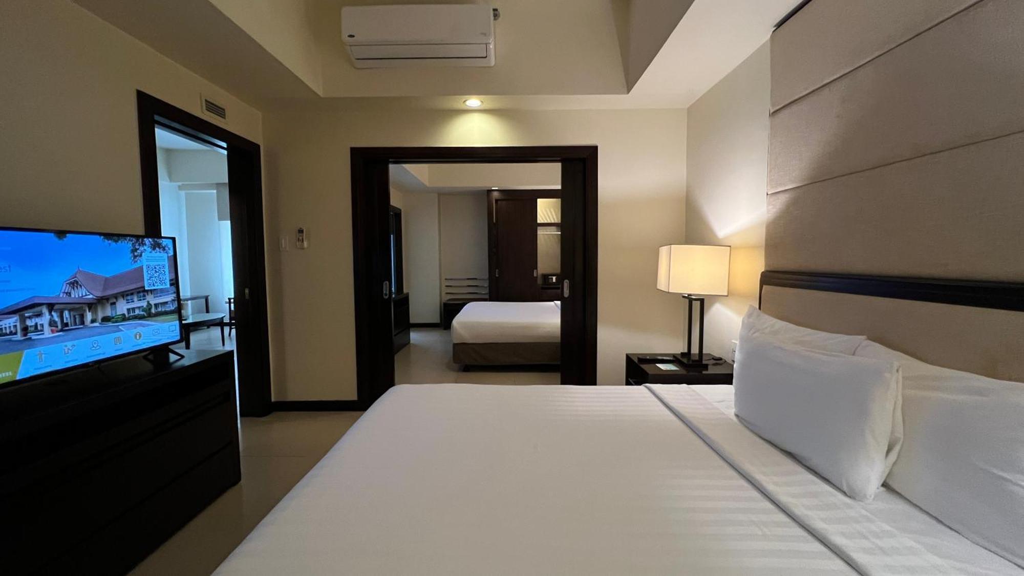 Taal Vista Hotel Tagaytay City Exterior foto A bedroom at the hotel