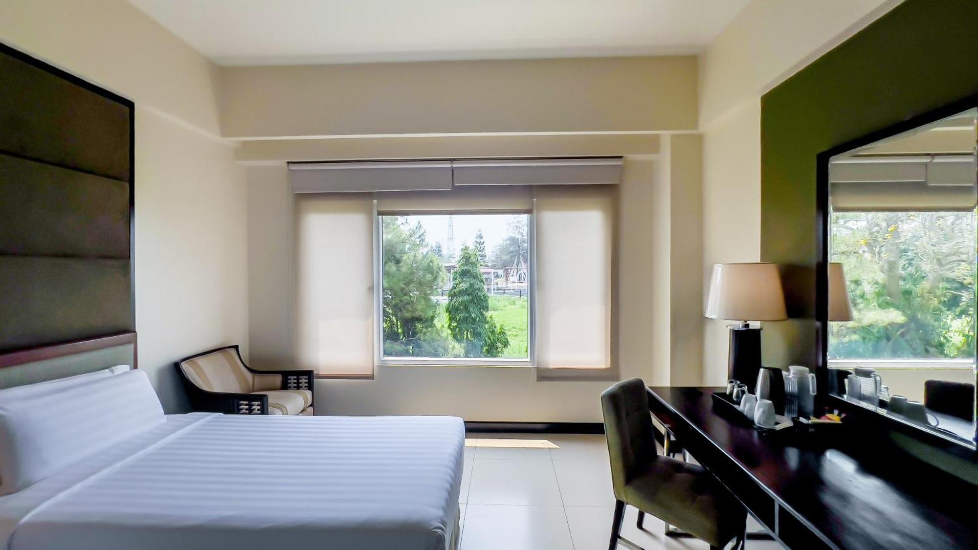 Taal Vista Hotel Tagaytay City Exterior foto A room at the hotel
