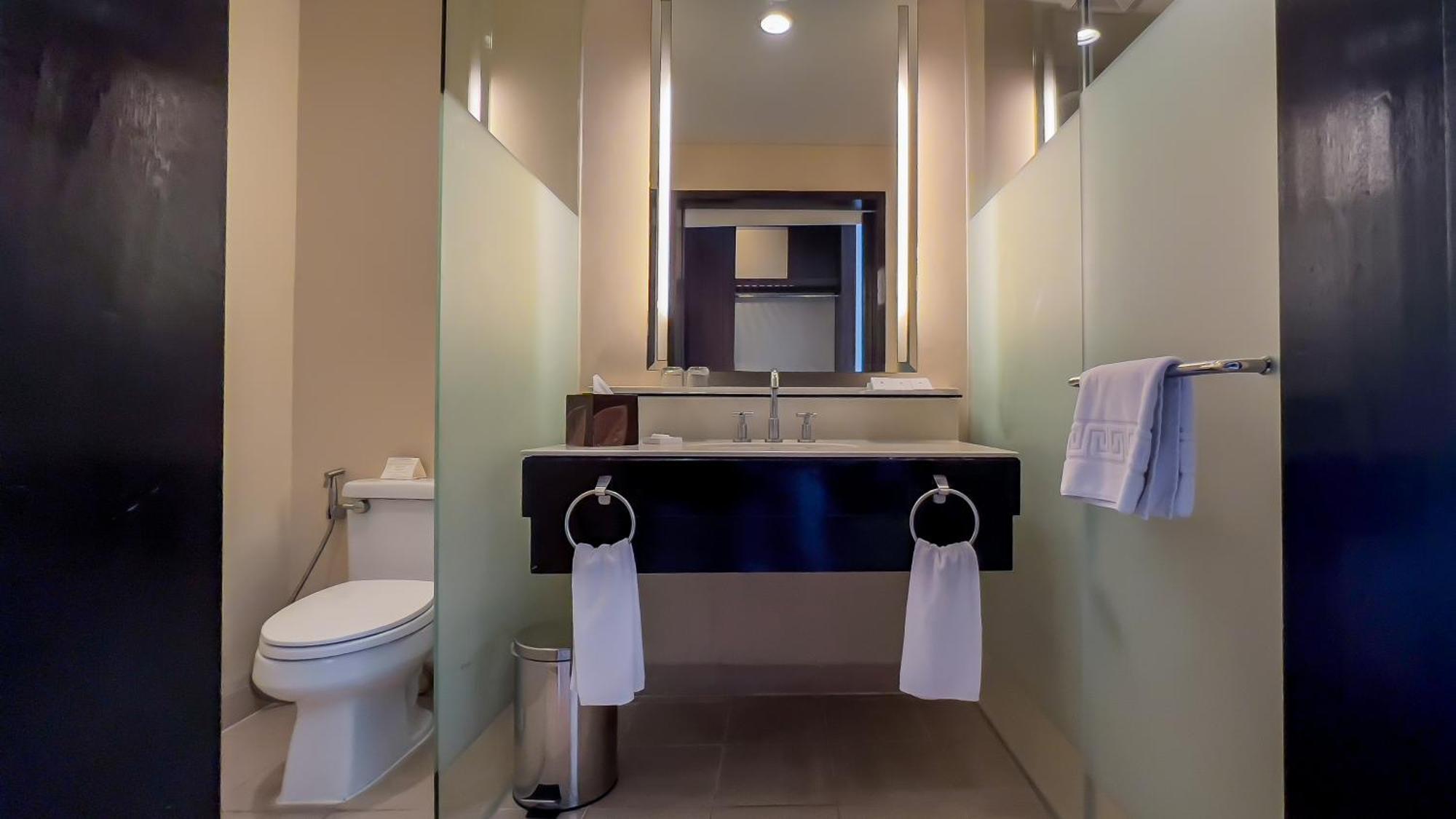 Taal Vista Hotel Tagaytay City Exterior foto Bathroom in a hotel