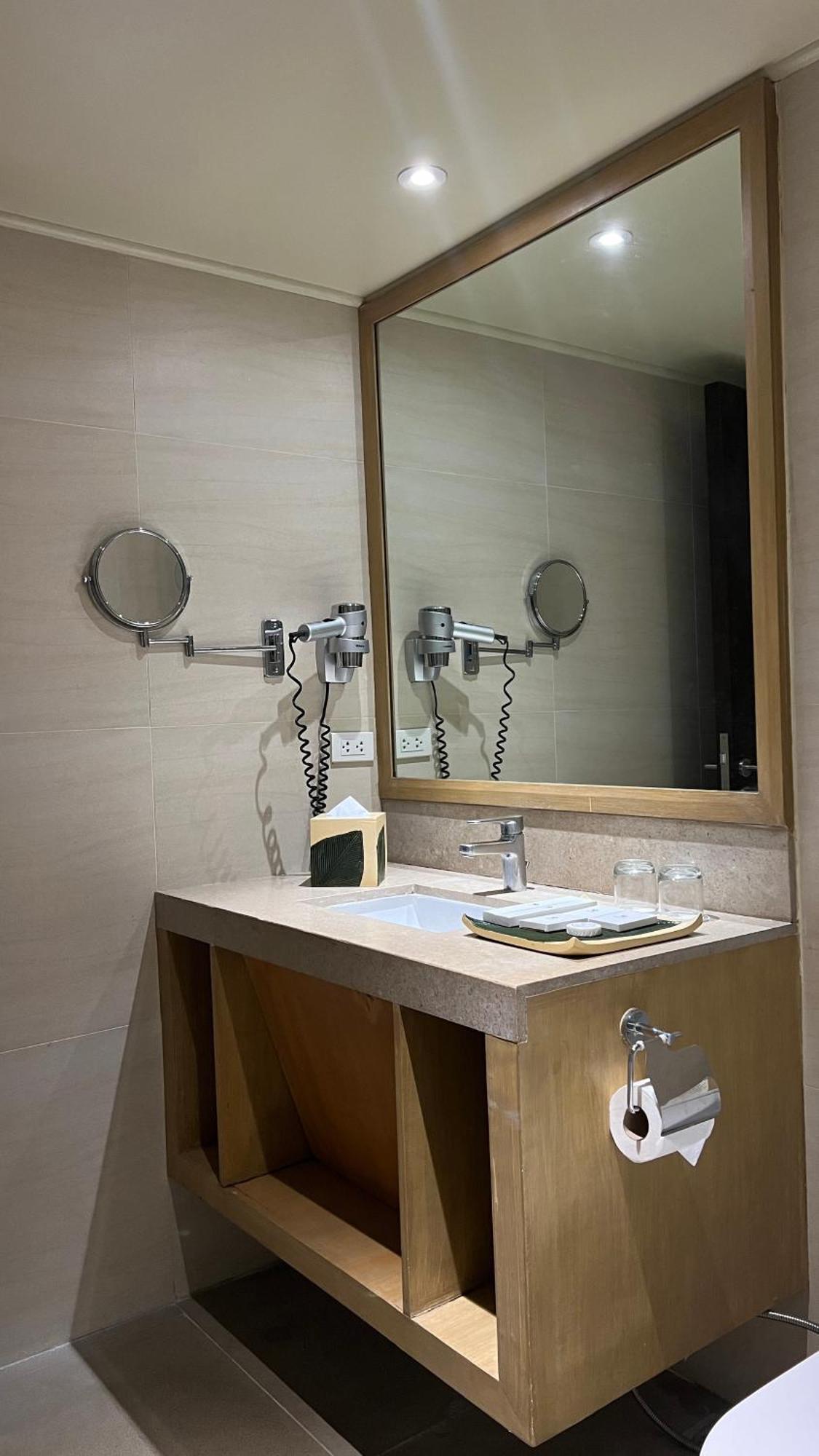 Taal Vista Hotel Tagaytay City Exterior foto A hair dryer mounted on a wall