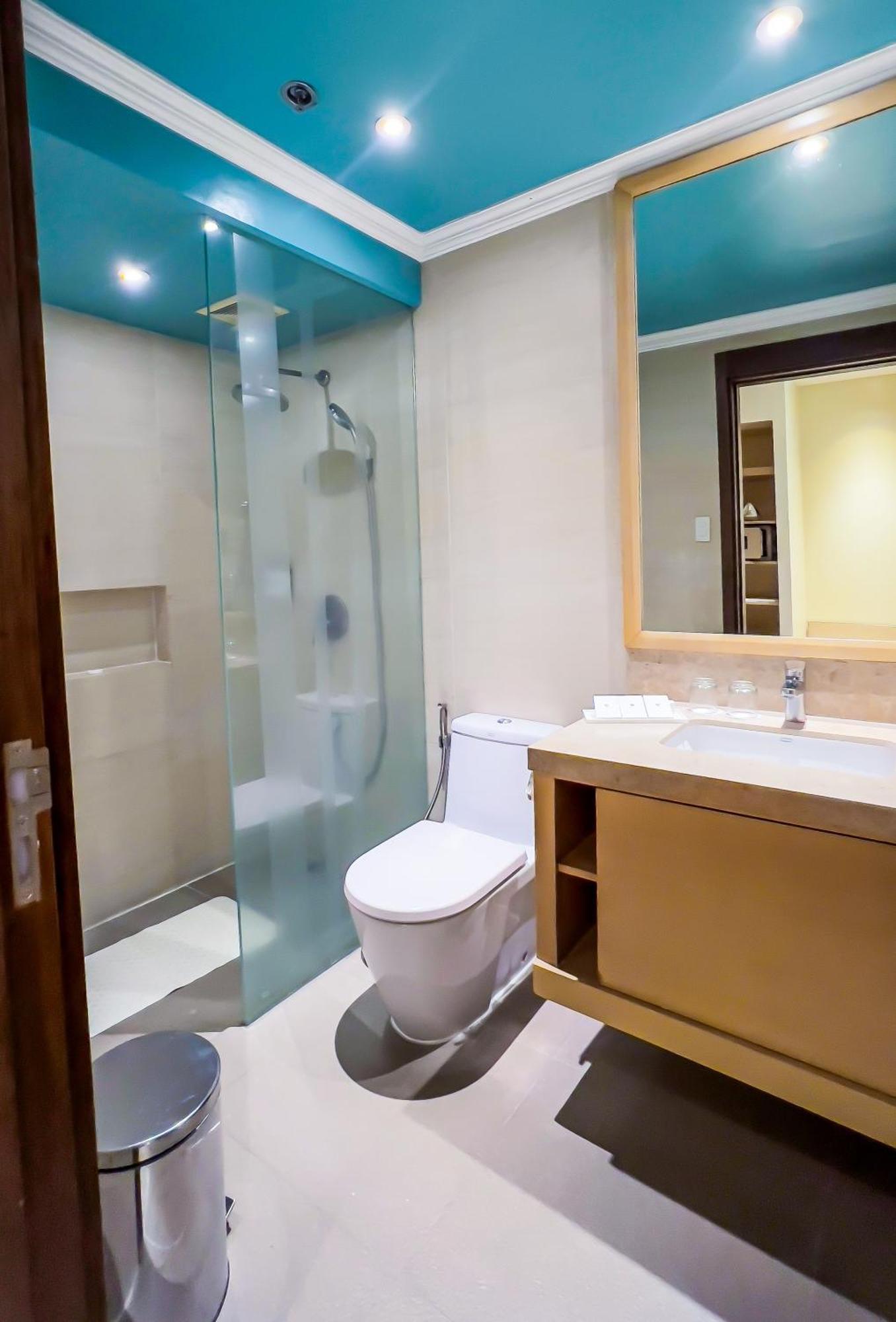 Taal Vista Hotel Tagaytay City Exterior foto A bathroom with a shower cubicle