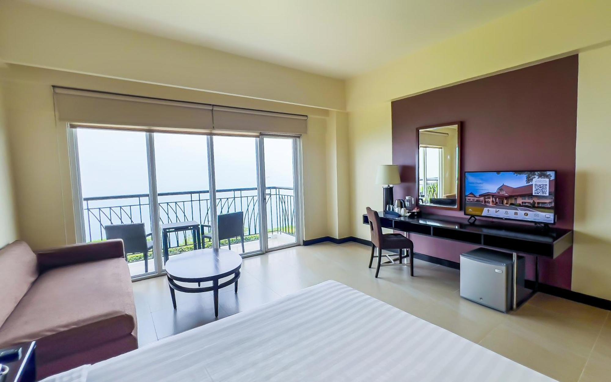 Taal Vista Hotel Tagaytay City Exterior foto Deluxe Ocean View