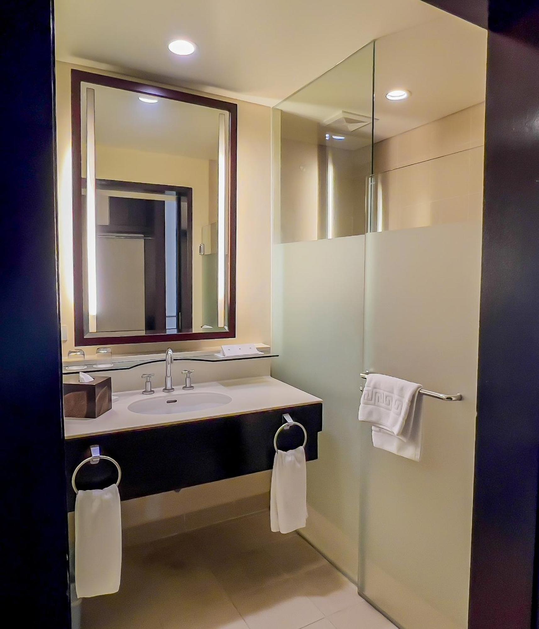 Taal Vista Hotel Tagaytay City Exterior foto Bathroom