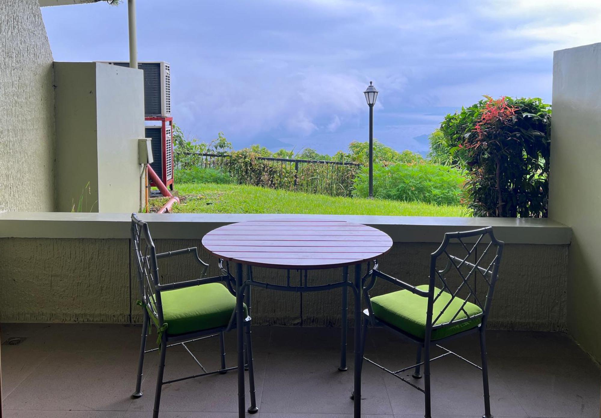 Taal Vista Hotel Tagaytay City Exterior foto A balcony in a condominium