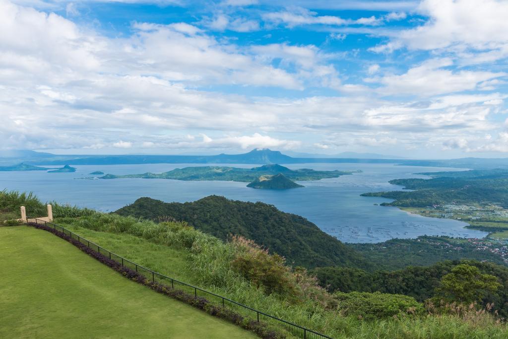 Taal Vista Hotel Tagaytay City Exterior foto View of Taal Volcano from Tagaytay