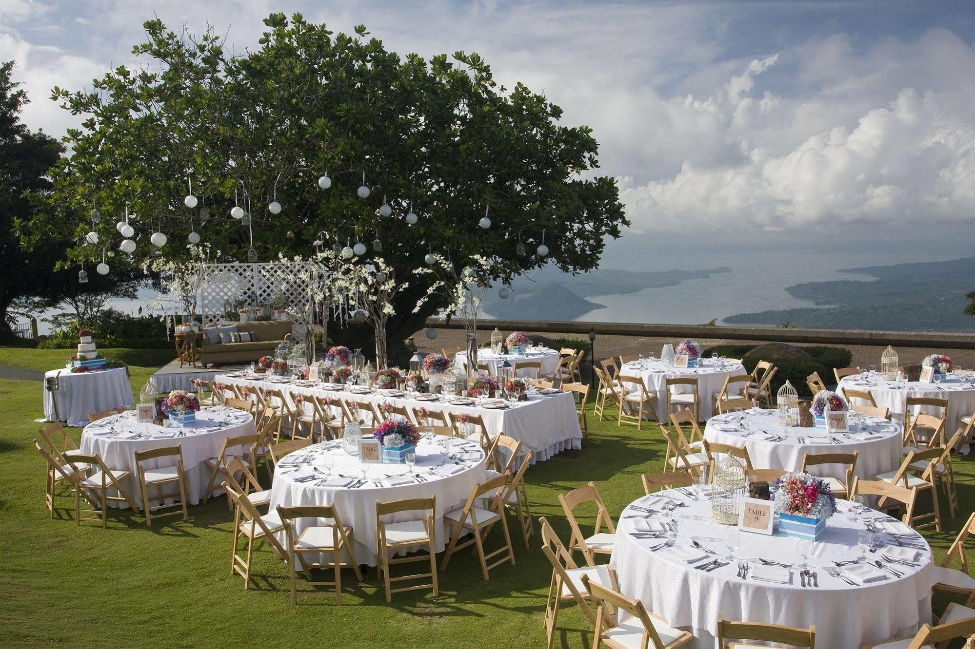 Taal Vista Hotel Tagaytay City Exterior foto The lawn at the Shangri-La Hotel, Manila